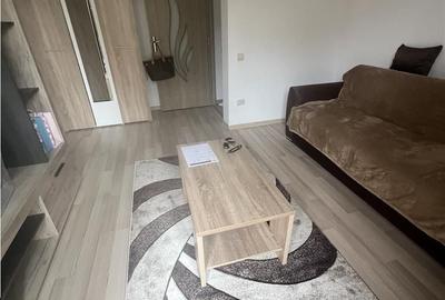 Garsonieră decomandată în Apărătorii Patriei