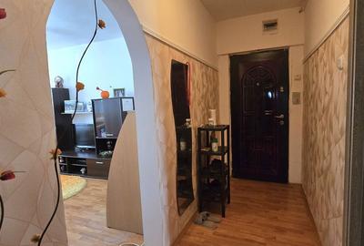 Apartament cu 3 camere decomandat în Micro 11