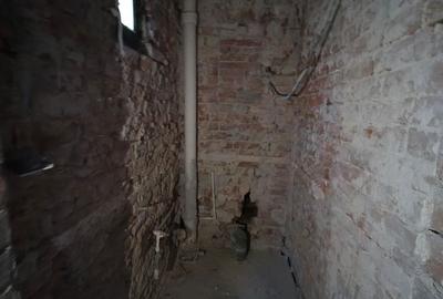 Casă cu 7 camere decomandat cu Teren 400 Mp în Central