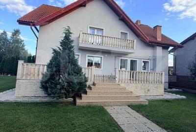 Casă individuală cu 6 camere cu Canalizare în Sânpetru