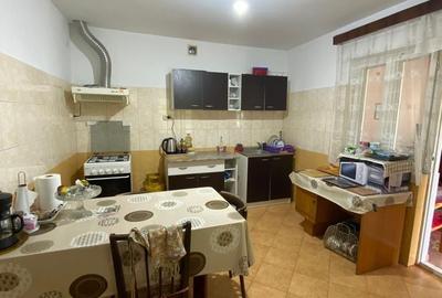 Casă cu 3 camere în Șimnicu de Sus