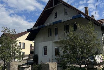 Casă cu 4 camere cu Teren 1000 Mp în Central