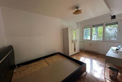 Apartament cu 3 camere semidecomandat în Berceni