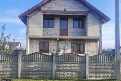 Casă cu Teren 1002 Mp în Albeni