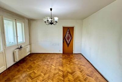 Apartament cu 3 camere semidecomandat în Berceni