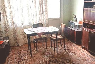 Apartament cu 3 camere decomandat în Petros