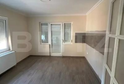 Casă cu 8 camere cu Teren 1000 Mp în Moșnița Veche