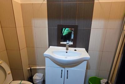 Apartament cu 3 camere semidecomandat în Berceni