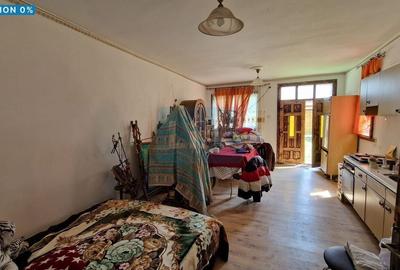 Casă cu 6 camere cu Garaj în Central
