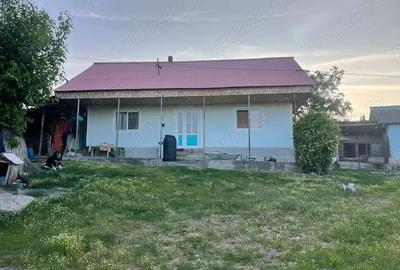 Casă cu 3 camere în Scobinți
