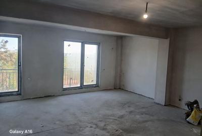 Apartament cu 3 camere decomandat în Exterior Vest