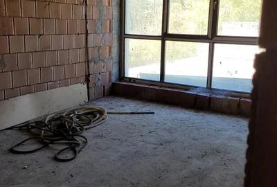 Casă cu Teren 2290 Mp în Gârleni - 2