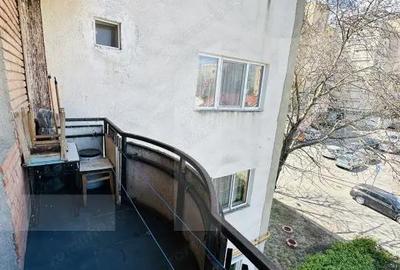 Apartament cu 3 camere semidecomandat în Aurel Vlaicu