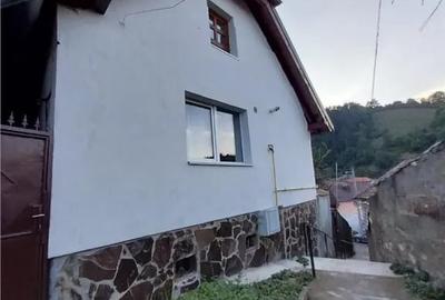 Casă cu 2 camere cu Teren 300 Mp în Schei
