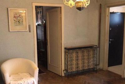 Apartament cu 3 camere semidecomandat, mobilat în Moșilor