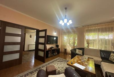 Casă cu 9 camere cu Canalizare în Dacia