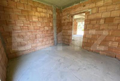 Casă cu 3 camere cu Teren 500 Mp în Central - 1