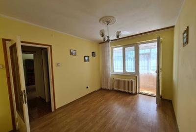 Apartament cu 3 camere semidecomandat în Hipodrom