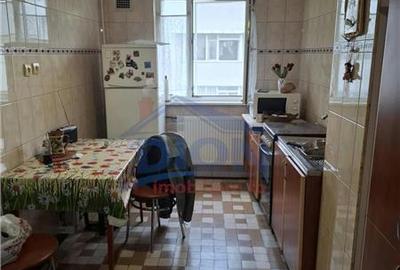 Apartament cu 4 camere semidecomandat în Pantelimon