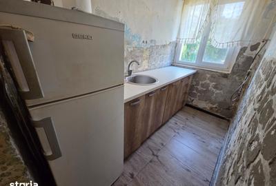 Apartament cu 3 camere semidecomandat în Micro 6