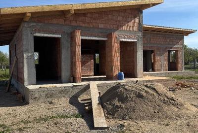 Casă cu 4 camere cu Teren 1000 Mp în Săcălășeni
