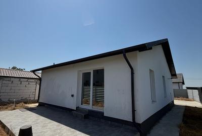 Casă cu 3 camere în Frumușani