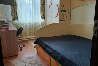 Apartament cu 3 camere semidecomandat în Craiovița Nouă - 2