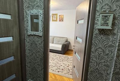 Apartament cu 3 camere semidecomandat în Micro 6