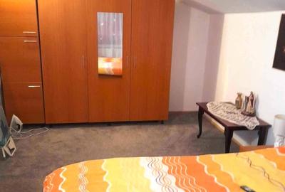 Apartament cu 3 camere decomandat în Plopilor
