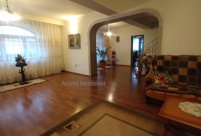 Casă individuală cu 8 camere cu Canalizare în Faleza Nord - 1