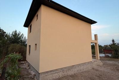 Casă cu 4 camere în Lumina