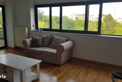 Apartament cu 3 camere semidecomandat în Băneasa