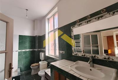 Casă cu 6 camere cu Canalizare în Central - 13