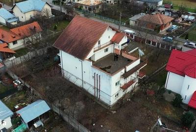 Casă individuală cu 5 camere cu Canalizare în Central - 1