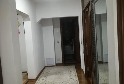 Apartament cu 4 camere decomandat în 1 Decembrie