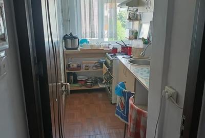 Apartament cu 3 camere semidecomandat în Craiovița Nouă