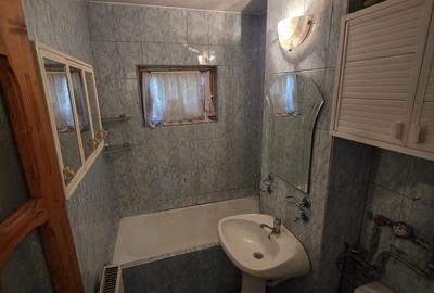Apartament cu 3 camere semidecomandat în Calea București