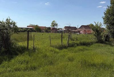 Teren de 715 mp, în Bobda
