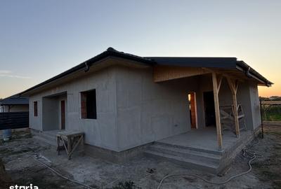 Casă cu 4 camere cu Teren 500 Mp în Joița