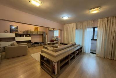 Apartament cu 3 camere decomandat, mobilat în P-ța Victoriei