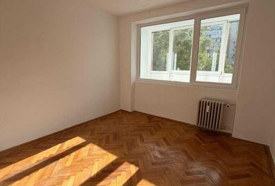 Apartament cu 3 camere semidecomandat în Iancului