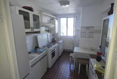 Apartament cu 3 camere decomandat în Crâng