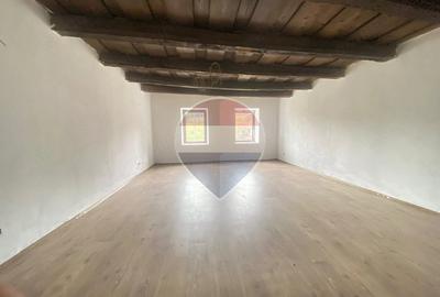 Casă cu Teren 1523 Mp în Valchid