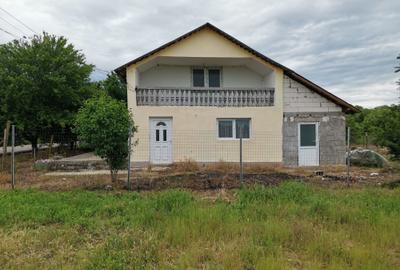 Casă cu 3 camere în Răcarii de Sus