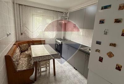 Apartament cu 3 camere decomandat în Titan