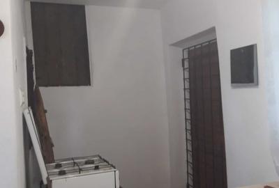 Casă cu 3 camere decomandat în Cioroiașu