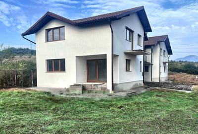 Casă cu 4 camere în Sântuhalm