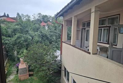 Casă cu 5 camere cu Teren 240 Mp în Central