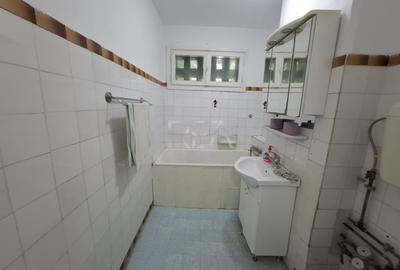 Apartament cu 3 camere semidecomandat în Apusului