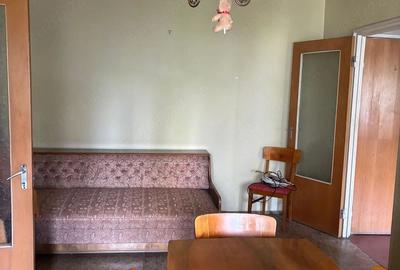Apartament cu 4 camere semidecomandat în Tei